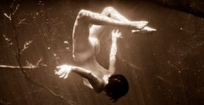 Fotógrafo faz série de nus debaixo d’água