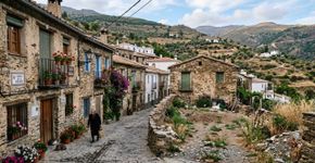 Cidade de 3.000 habitantes que busca vizinhos e leiloa terrenos para uma vida tranquila entre as colinas