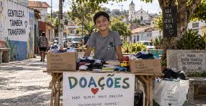 Menino de 9 anos troca a festa de aniversário por uma barraca de doações, mobiliza comerciantes do bairro e ajuda famílias que perderam tudo após uma enchente