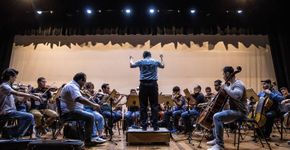 Mistura de banda sinfônica com circo
