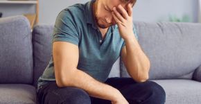 Uso frequente de remédio para dor de cabeça pode causar efeito rebote? Neurologista explica