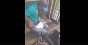 Cadeirante se arrasta para descer de ônibus sem elevador; assista