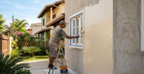 A tinta emborrachada caseira é a solução ideal para áreas externas expostas ao sol e à chuva; ela não mofa e não causa infiltrações