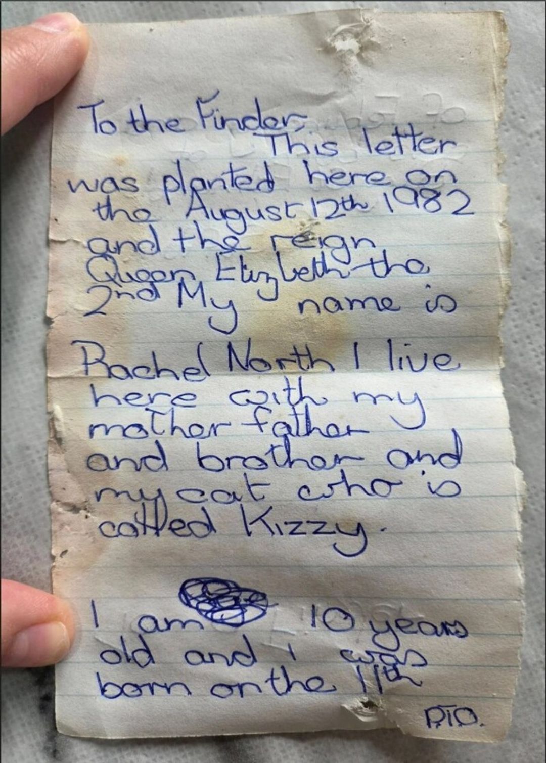 A carta foi colocada dentro de uma cavidade da escada da casa.