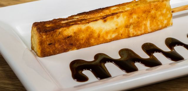 Esse espetinho de queijo coalho com melaço vai ser o mais disputado do arraiá