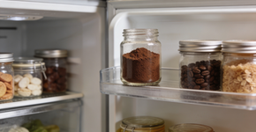 O que o pó de café faz na geladeira quando você coloca em um potinho aberto e por que varias pessoas fazem isso