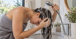 Paradi Mirmirani, dermatologista certificada pela American Academy of Dermatology: o shampoo seco absorve a oleosidade, mas não substitui a lavagem dos cabelos