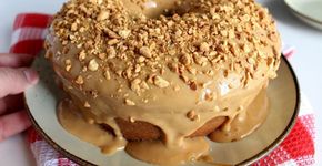 Bolo de amendoim com doce de leite