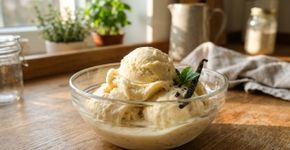 Sem creme de leite e sem sorveteira: congele bananas maduras e bata com baunilha para conseguir uma sobremesa cremosa usando apenas 2 ingredientes