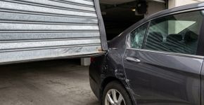 Condomínio deixa o portão da garagem fechar enquanto um veículo ainda está passando, danifica teto e para-brisa do carro; uma falha no sensor pode terminar em reparos caros e discussão sobre responsabilidade do condomínio