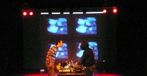 Duo N-1 apresenta o show Jardim das Gambiarras Chinesas no MIS
