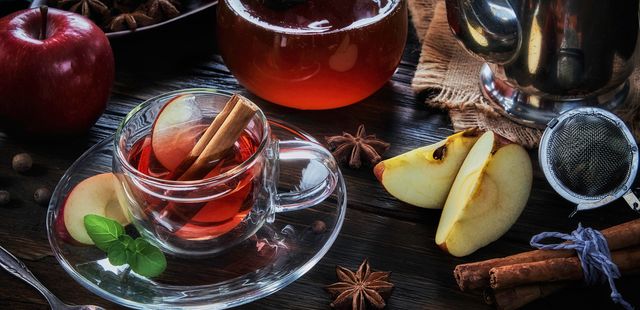 Esse chá de hibisco com maçã e canela é tão bom que parece sobremesa em forma de bebida