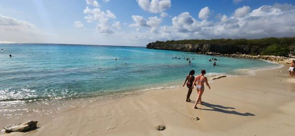 A praia de Daaibooi tem águas transparentes e calmas