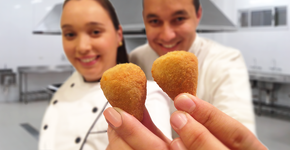 Casal brasileiro fatura com delivery de coxinhas em NY