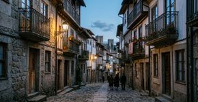 De núcleo medieval ligado ao nascimento da identidade portuguesa a uma área de antigos curtumes e casas de trabalhadores, Guimarães guarda quase mil anos de transformações: a cidade onde técnicas tradicionais atravessaram séculos de arquitetura