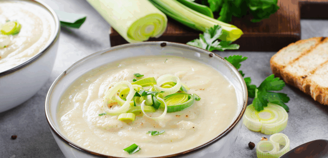 Esta sopa de batata com alho-poró vai aquecer o seu coração