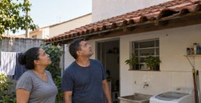 Família começou a deixar frutas para um pequeno visitante que aparecia no quintal todas as noites, achou divertido durante semanas e mudou de ideia quando descobriu onde ele tinha decidido morar