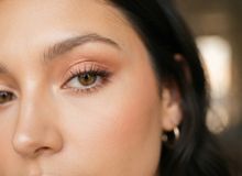 Featured side: Especialistas em beleza concordam: em 2026, não basta escolher uma tendência, e são os pequenos detalhes que estão fazendo unhas, cabelo e maquiagem parecerem diferentes