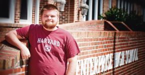 Jovem vai de morador de rua a estudante de Harvard