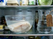 Featured side: Os chefs portugueses concordam: “O bacalhau mais saboroso não é dessalgado apenas em água; é preciso trocar o líquido pelo menos quatro vezes em 48 horas.”