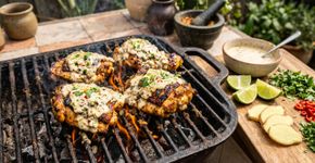 Os chefs tailandeses concordam: “Para fazer frango perfeito, o que você precisa é mariná-lo em leite de coco, gengibre e limão.”