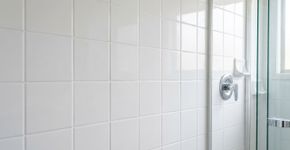 Como preparar um rejunte impermeável de longa duração para que a água não infiltre nos azulejos do banheiro?