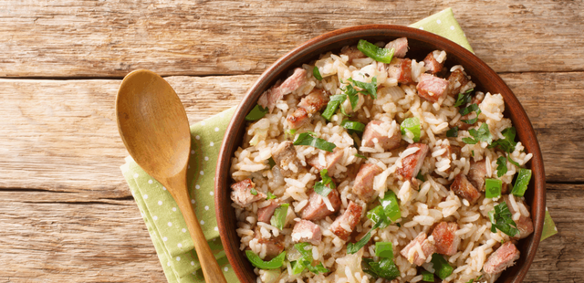 Arroz carreteiro pronto em minutos na panela de pressão com gostinho de comida caseira