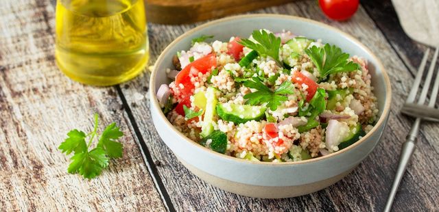 Atum com crosta de quinoa e molho de gengibre delicioso