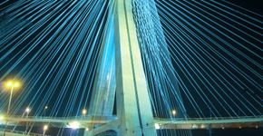 Ponte Estaiada vira passarela para desfile de moda