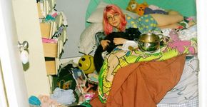 Ensaio fotografico retrata a bagunça do quarto de jovens garotas