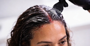 O motivo pelo qual você não deve lavar o cabelo antes de tingi-lo