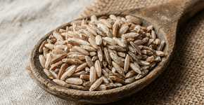 Chefes de cozinha alertam: o vacilo comum que você comete ao lavar o arroz pode tirar o amido que deixa o grão soltinho e nutritivo na panela