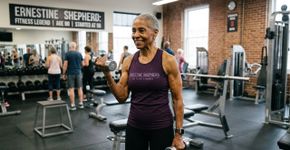 Ernestine Shepherd, aos 90 anos: a rotina de treino da fisiculturista que só começou a se exercitar aos 56
