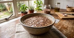 Jogar fora a primeira água do feijão antes de cozinhar: para que serve e por que é recomendado