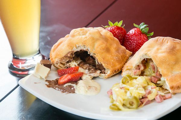 Três em Um  - Um pastel sabor portuguesa, um pastel de chocolate misto com morangos e um chope bem gelado, na  Usina do pastel: R$ 25 (serve 1 pessoa) - Foto: Divulgação