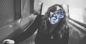 Artista escocesa mistura pintura e fotografia