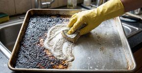 Como tirar a crosta negra das fontes do forno: o que usar para eliminar a gordura queimada