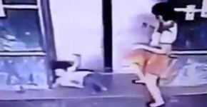 Vídeo: mãe chuta filha pra evitar que ela seja esmaga no elevador