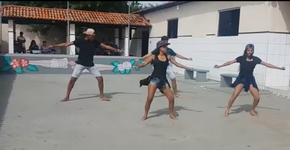 Raio atinge árvore de escola durante apresentação de dança