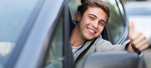Vai parar para um pedestre passar? Sinalize com a mão para os motociclistas conseguirem parar também.