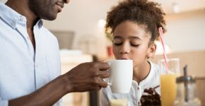 Entenda os efeitos prejudiciais do café para crianças