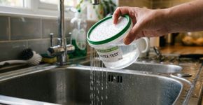 Como fazer um regador simples usando uma embalagem que iria para o lixo