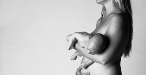 Marcas da vida: fotógrafa evidencia a beleza do pós-parto