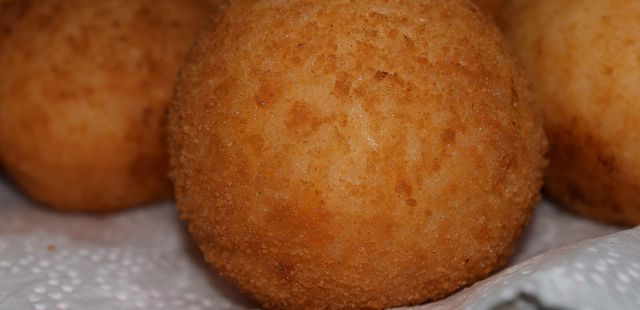 Bolinho de arroz crocante por fora e macio por dentro