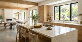 A bancada de granito escuro ficou para trás: a nova tendência para 2026 é mais clara, contínua e transforma a cozinha com superfícies de aparência natural