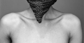 Com máscaras de tranças, fotógrafa cria ensaio que mistura escultura, design e moda