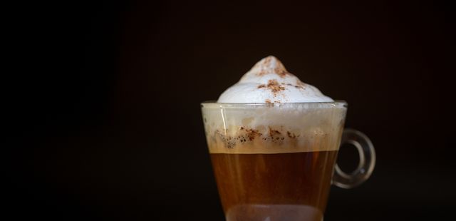 Faça um mocaccino cremoso em casa em 5 minutos com só 4 ingredientes