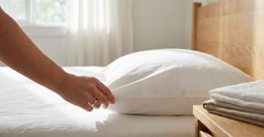 A fronha da cama não deve ser trocada a cada quinze dias ou uma vez por mês: este é o intervalo ideal para fazer a troca