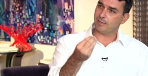 Carlos Bolsonaro divulga lista do Coaf com nome do irmão