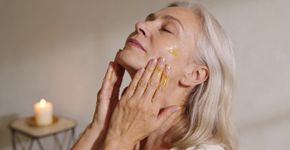 Skincare para pele 50+: A rotina de 5 minutos com óleos naturais para um efeito lifting